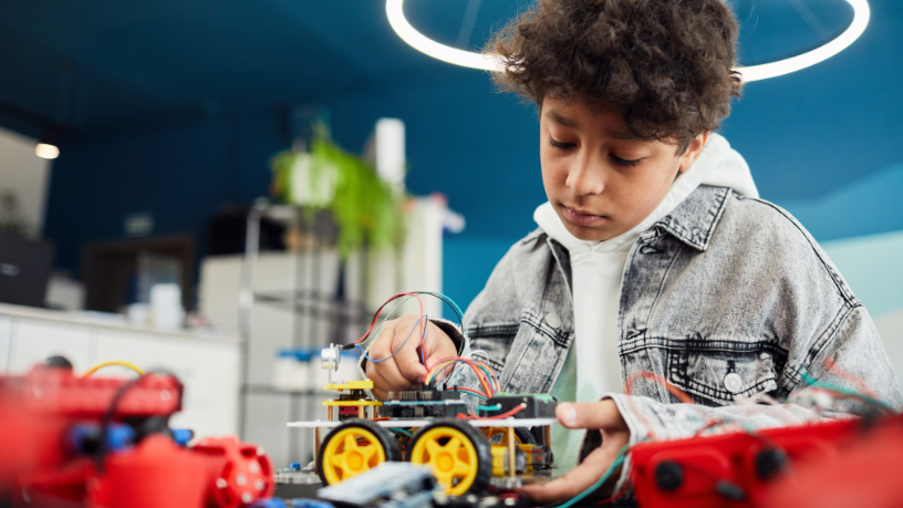 Sérgio Bento De Araújo mostra como a robótica educacional impulsiona jovens a unir imaginação, técnica e pensamento crítico.