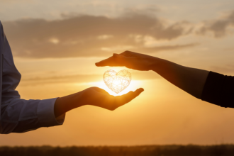 Paciência como virtude revela como relações florescem quando existe tempo, cuidado e escuta, observa Hebron Costa Cruz de Oliveira.