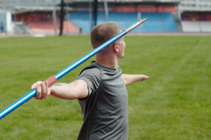 Marcio Andre Savi explica como a regularidade na prática esportiva influencia diretamente o desempenho físico e mental ao longo do tempo.