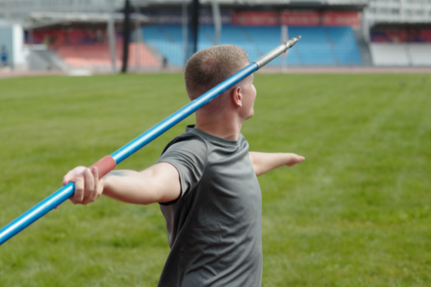 Marcio Andre Savi explica como a regularidade na prática esportiva influencia diretamente o desempenho físico e mental ao longo do tempo.