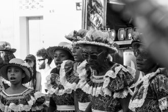 Pessoas vestidas com trajes tradicionais participam de uma manifestação cultural em São Cristóvão, Sergipe.